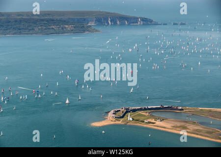 Cowes, île de Wight, au Royaume-Uni. 29 Juin, 2019. 11:30. Plus de 1200 bateaux disponibles ont pris part à la course annuelle autour de l'île de Wight. Le passage de la flotte entre les bardeaux Château de Hurst et les aiguilles light house. Crédit : Sam Kurtul/Alamy Live News Banque D'Images