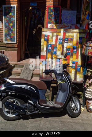 Moto garée dans l'ancien marché des artisans à Ubud, Bali, Indonésie Banque D'Images