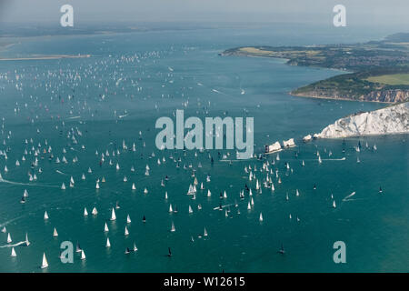 Cowes, île de Wight, au Royaume-Uni. 29 Juin, 2019. 11:30. Plus de 1200 bateaux disponibles ont pris part à la course annuelle autour de l'île de Wight. Le passage de la flotte entre les bardeaux Château de Hurst et les aiguilles light house. Crédit : Sam Kurtul/Alamy Live News Banque D'Images