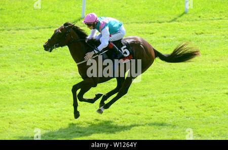 De Symons et Colin Keane gagnez le gain du groupe 2 enjeux ferroviaires au cours de la deuxième journée de la Dubai Duty Free Derby irlandais Festival au Curragh Hippodrome, comté de Kildare. Banque D'Images