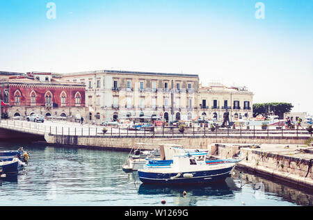 Square près de Vieux port de Syracuse (Syracuse), Sicile, Italie, du front de mer d'Ortigia Ortigia (île) Banque D'Images