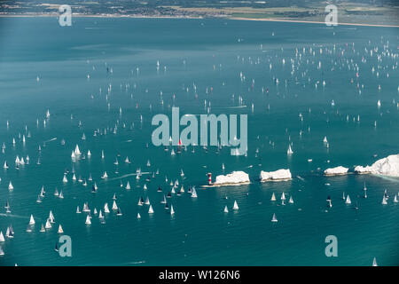 Cowes, île de Wight, au Royaume-Uni. 29 Juin, 2019. 11:30. Plus de 1200 bateaux disponibles ont pris part à la course annuelle autour de l'île de Wight. L'arrondi de la flotte les aiguilles light house. Crédit : Sam Kurtul/Alamy Live News Banque D'Images