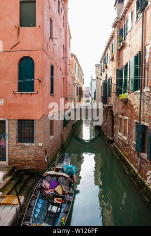 Venise, Italie - Avril 2018 : Gondolier à l'enrôlement d'sa gondole à un magnifique canal à Venise Banque D'Images