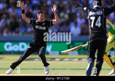 New Zealand's Trent Boult célèbre un hat-trick de wickets au cours de l'ICC Cricket World Cup phase groupe match à Lord's, Londres. Banque D'Images