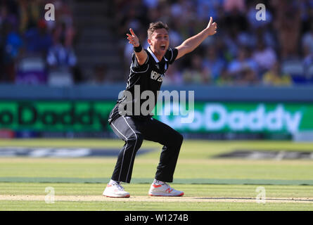 La Nouvelle-Zélande célèbre Trent Boult un guichet au cours de l'ICC Cricket World Cup phase groupe match à Lord's, Londres. Banque D'Images