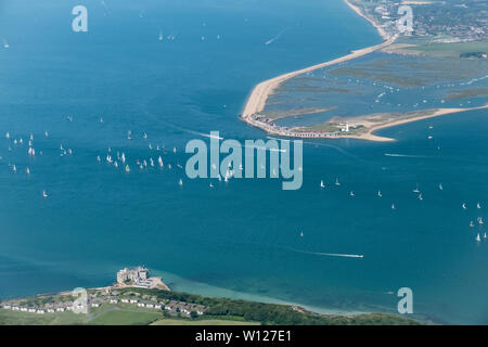 L'Île Ronde, 2019 Course Cowes (île de Wight, le 29 juin 2019, 11:30. Plus de 1200 bateaux disponibles ont pris part à la course annuelle autour de l'île de Wight. Passage de la flotte le passage entre Château de Hurst et les aiguilles. Crédit : Sam Kurtul, Alamy Live News Banque D'Images