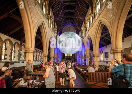 Bournemouth, Dorset, UK. 29 Juin, 2019. Les visiteurs apprécient et prendre des photos de Luke Jerram internationalement salué Musée de la Lune. Une installation artistique visite à Bournemouth jusqu'au 30 juin 2019, installé dans l'église Saint Pierre dans la ville cente. Crédit : Thomas Faull/Alamy Live News Banque D'Images