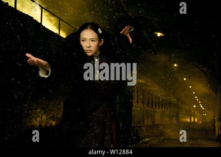 ZHANG ZIYI DANS LE GRAND MAÎTRE (2013) -Titre original : YI DAI ZONG SHI-. Credit : ANNAPURNA PHOTOS / Album Banque D'Images