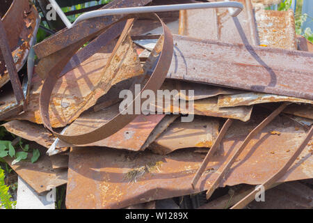 Une pile de vieux fer rouillé préparé pour recyclage Banque D'Images