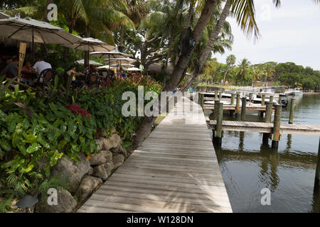 La promenade sous les palmiers à l'extérieur du restaurant branché Guanabanas le long de l'eau à l'entrée de Jupiter en Floride, USA. Banque D'Images