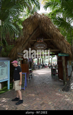 Un homme se trouve à l'extérieur du Square le mérou, le Tiki Bar à Jupiter Inlet, Florida, USA. Banque D'Images