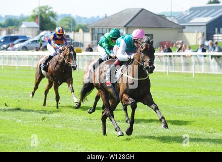 De Symons et Colin Keane gagnez le GAIN Enjeux ferroviaires au cours de la deuxième journée de la Dubai Duty Free Derby irlandais Festival au Curragh Hippodrome, comté de Kildare. Banque D'Images