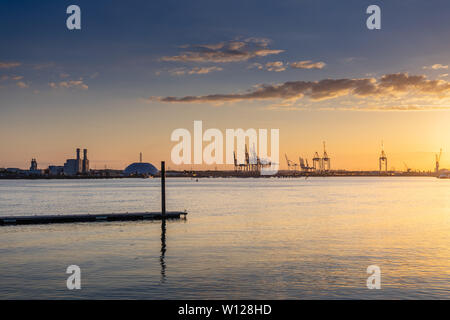 Vue à travers les quais de Southampton / Port de Southampton au cours d'une heure d'or sunset, Southampton, Hampshire, England, UK Banque D'Images