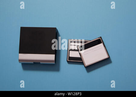 Deux cartes mémoire numériques d'un appareil photo, compact flash et reader sur fond bleu Banque D'Images