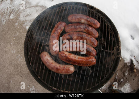 Sept mômes sur un petit grill au charbon Banque D'Images