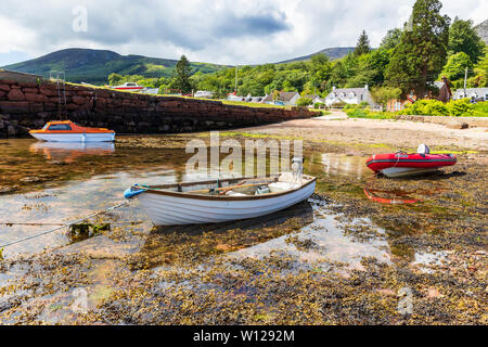 Petit port à Corrie sur l'île d'Arran, Firth of Clyde, en Écosse avec trois petits bateaux au bord de l'eau. Banque D'Images