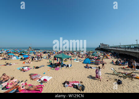 Bournemouth, Royaume-Uni. 29 juin 2019. Des milliers de touristes affluent vers les plages de sable de Bournemouth sur la journée la plus chaude de l'année jusqu'à présent. A des températures de 28°C dans la région. Crédit : Thomas Faull/Alamy Live News Banque D'Images