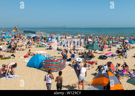 Bournemouth, Royaume-Uni. 29 juin 2019. Des milliers de touristes affluent vers les plages de sable de Bournemouth sur la journée la plus chaude de l'année jusqu'à présent. A des températures de 28°C dans la région. Crédit : Thomas Faull/Alamy Live News Banque D'Images