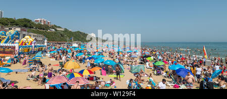 Bournemouth, Royaume-Uni. 29 juin 2019. Des milliers de touristes affluent vers les plages de sable de Bournemouth sur la journée la plus chaude de l'année jusqu'à présent. A des températures de 28°C dans la région. Crédit : Thomas Faull/Alamy Live News Banque D'Images