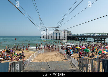 Bournemouth, Royaume-Uni. 29 juin 2019. Des milliers de touristes affluent vers les plages de sable de Bournemouth sur la journée la plus chaude de l'année jusqu'à présent. A des températures de 28°C dans la région. Crédit : Thomas Faull/Alamy Live News Banque D'Images