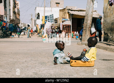 Enfants jouant à Saint-Louis, Sénégal Banque D'Images