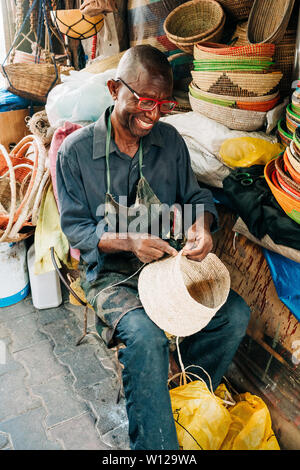 L'homme traditionnel marché de tissage panier Banque D'Images