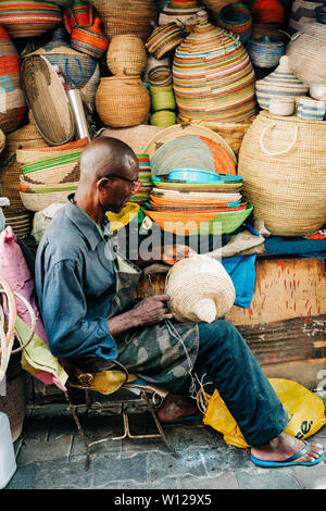 L'homme traditionnel marché de tissage panier Banque D'Images