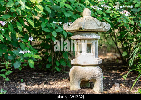 Petit temple dans un jardin Banque D'Images