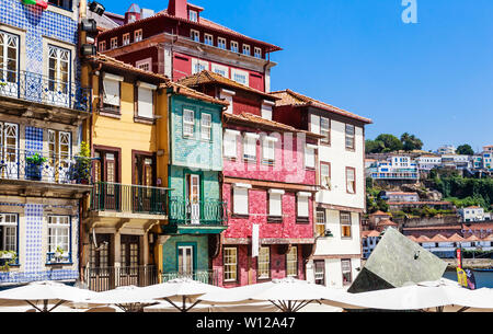 Tenement maisons sur la place Ribeira à Porto ville sur la péninsule ibérique, deuxième plus grande ville du Portugal. Banque D'Images