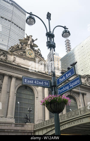 East 42nd Street avec la célèbre horloge Mercure couronnement Grand Central Terminal de l'arrière-plan. NYC. Banque D'Images