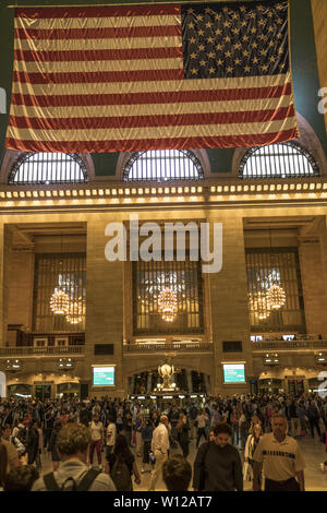 La tête des gens dans la salle principale à Grand Central Terminal pendant l'heure de pointe du soir à New York. Banque D'Images