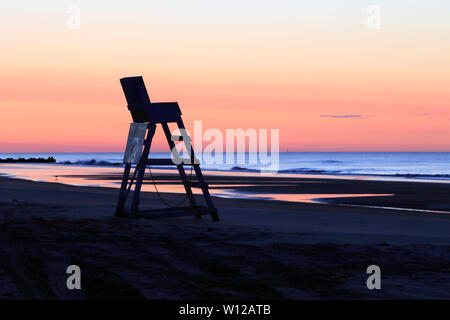 La présidence d'un sauveteur au lever du soleil sur la plage de Wildwood, New Jersey, USA Banque D'Images