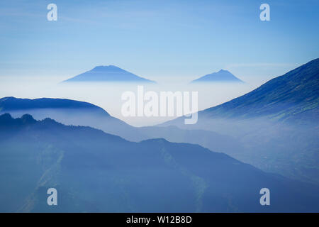 Merapi Merbabu et vue sur la montagne de Pakuwojo hill, Dieng, Indonésie Banque D'Images