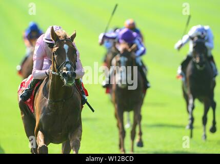 Souverain et Padraig Beggy (gauche) gagner le Dubai Duty Free Derby irlandais lors de la deuxième journée de la Dubai Duty Free Derby irlandais Festival au Curragh Hippodrome, comté de Kildare. Banque D'Images