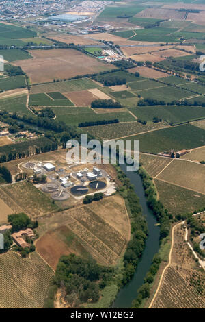 Photo aérienne de l'Autoroute A9 traverse le Canal du Midi à Villeneuve-lès-Béziers dans la région Languedoc Banque D'Images