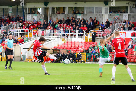 BARRY MCNAMEE de Derry City FC avec un tir au but lors de l'ESS ligue Airtricity luminaire entre Cork City FC et Derry City FC à manches Cross 28/ Banque D'Images