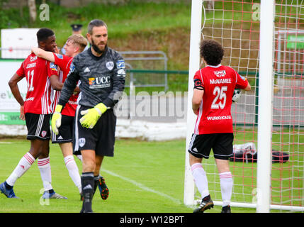 Un heureux CIARON HARKIN (Derry City FC) avec buteur (OGEDI JUNIOR Derry City FC) au cours de la fixation de la ligue Airtricity SSE entre Cork City F Banque D'Images