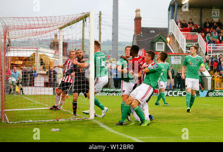 C'est un junior comme OGEDI (tour du chapeau pour Derry City FC) obtient son 3e et 4e Derrys objectif de la nuit au cours de la ligue Airtricity SSE entre Cork fixture Banque D'Images