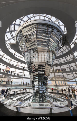 Cône en miroir et les touristes à l'intérieur du dôme de verre futuriste sur le dessus du Reichstag (Parlement allemand) à Berlin, Allemagne. Banque D'Images