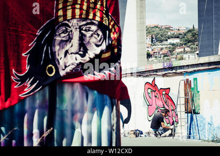 Imperia, Italie - 08/09/2018 : Mur d'Imperia centre-ville, l'artiste graffiti spray painting Wall Art. Banque D'Images