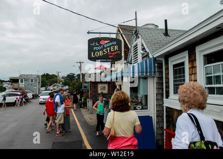 Les personnes en attente de leur rouleau de homard Homard pont au pied de la cabane à Perkins Cove, Ogunquit, Maine. Banque D'Images