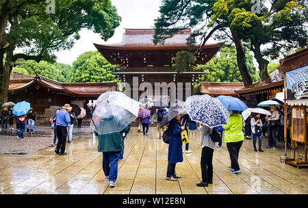 Jour de pluie - Meiji Shrine - Tokyo, Japon. Les personnes se rendant sur le lieu de culte. Banque D'Images