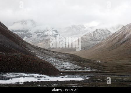 Une montagne dans la région de Misty haze sacré lors de contournement autour de holly mont Kailas, Tibet, Chine Banque D'Images