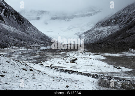 La vallée entre les montagnes à l'approche de la montagne sacrée Kailash, Tibet, Chine Banque D'Images