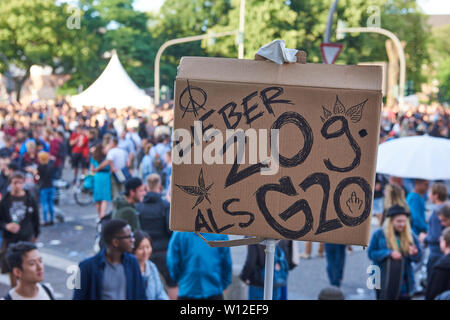 Le sommet du G20 2017 Hambourg était la douzième réunion du Groupe des Vingt (G20), qui a eu lieu le 7-8 juillet 2017, à la Hamburg Messe, dans la ville de Hambourg, Allemagne. Le sommet du G20 a été l'objectif principal de la propagande d'extrême gauche allemand en 2017. Plus de 320 policiers ont été blessés dans les émeutes. Horst Seehofer, le ministre de l'intérieur particulièrement critiqué que les photos de la police en service pendant le sommet ont été réparties dans les réseaux d'extrême gauche. De l'extrême-gauche 1135 incidents violents au cours de cette année en Allemagne, 832 s'est produite pendant le sommet. Banque D'Images