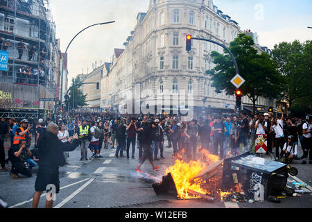 Le sommet du G20 2017 Hambourg était la douzième réunion du Groupe des Vingt (G20), qui a eu lieu le 7-8 juillet 2017, à la Hamburg Messe, dans la ville de Hambourg, Allemagne. Le sommet du G20 a été l'objectif principal de la propagande d'extrême gauche allemand en 2017. Plus de 320 policiers ont été blessés dans les émeutes. Horst Seehofer, le ministre de l'intérieur particulièrement critiqué que les photos de la police en service pendant le sommet ont été réparties dans les réseaux d'extrême gauche. De l'extrême-gauche 1135 incidents violents au cours de cette année en Allemagne, 832 s'est produite pendant le sommet. Banque D'Images