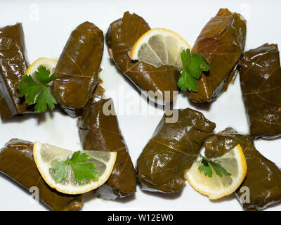 Sarma rempli ou feuilles de vigne vigne farcies avec du citron et du persil comme garniture, bain turc traditionnel ou la cuisine grecque Banque D'Images