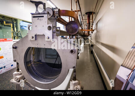 21 juin 2019 Menlo Park / CA / USA - SLAC National Accelerator Laboratory's 'Galerie' du Klystron visiteur l'affichage d'une partie inutilisée du métro b Banque D'Images