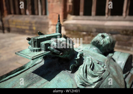 Coventry, Warwickshire, United Kingsom, 27 juin 2019, l'effigie et tombeau de Huyshe Yeatman Biggs à l'église cathédrale de Saint Michel Banque D'Images