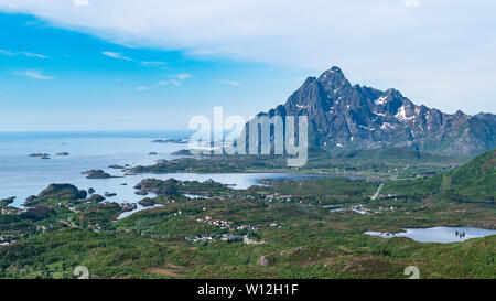 Le village balnéaire de Kabelvag dans les îles Lofoten et les belles montagnes environnantes et sur les rives, comme vu de la pointe des Tjeldbergtind. Banque D'Images